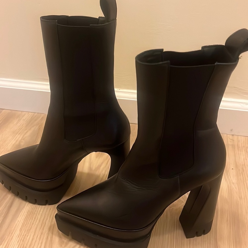 SteveMadden BlackPlatform MidCalf Bootie 7M